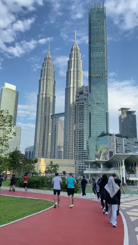 Morning vibes at KLCC Park 🫶🏻 #klccpark #briskwalk 
