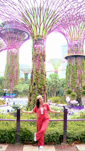 Singapore Photo Spot! Looking for a less crowded photospot in Gardens by the Bay? Skip the usual crowd at Supertree Grove and try this hidden angle instead!  Just a short walk and a quick lift ride away, you’ll find a peaceful spot with a perfect, symmetrical view of the Supertrees, ideal for portraits or travel photos.  Save this Singapore photo hack for your next trip! #SupertreeGrove #GardensByTheBay #Singapore #TravelTips #PhotoSpotHack #photospots #photoshootideas 
