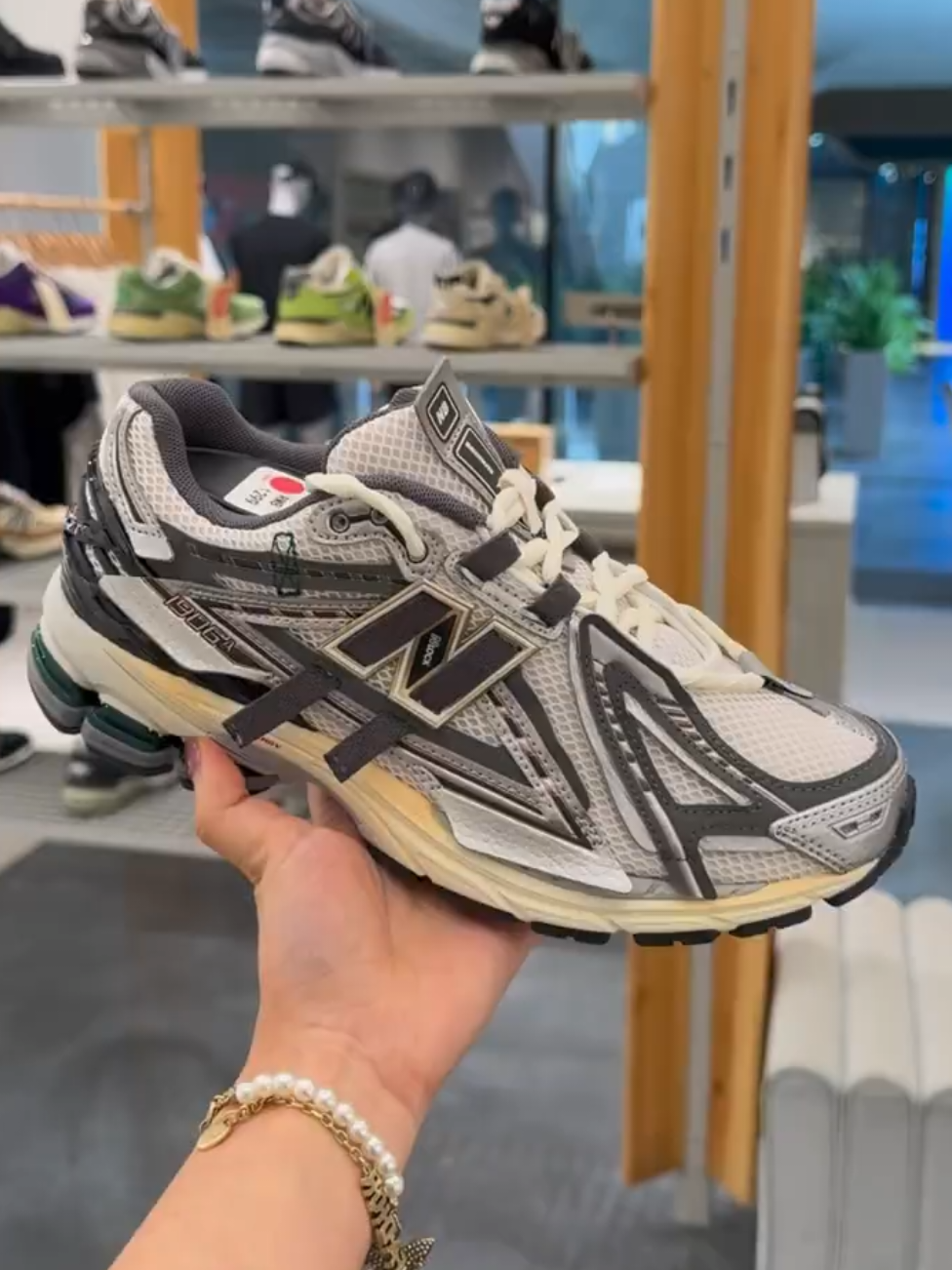 New Balance 1906A Tech Explosion #newbalance #newbalance1906 #sneakers #sneakerswanita #sneakerspria #yourpage #fyp 