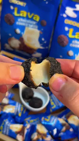 Bánh socola nhân kem tan chảy hót hit toptop bữa giờ, nay tui mới săn được nè, nó ngon hết sẩy lun mấy bà ui, khối nghĩ hè là mê tít lun#xuhuong #LearnOnTikTok #ancungtiktok #rivewfood #rivew #banhsocolatanchay #banhquysocola #banhchocmetsocola #chocmetlavachocolatecookieballs #@bepnhangan94