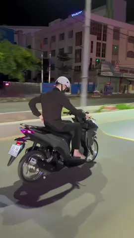 Ra đường hơi chói 🥲 #xhtiktok #vario125 #hottrend #xuhuongtiktok #viral #fyp #tiktokviral 