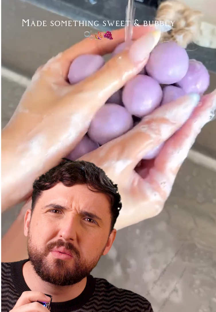 Seu sabonete de pia nunca mais será o mesmo! 🍇 Essa ideia de sabonete em formato de uva é muito linda e você precisa fazer na sua casa. Comece derretendo base para sabonete e em seguida acrescente corante e essência.  Derrame a base em forma que você já passou pedaços de sisal e deixe secar por pelo menos duas horas em temperatura ambiente (ou alguns minutos no congelador). Depois de desenformar e só juntar cada uva fazendo nós no sisal e logo em seguida você terá um sabonete em formato de cacho de uvas. 🔗 Link da forma de silicone na bio! Ideia de: @ sylvia.geng ✨ • • #aesthetic #asmr #DIY #soapmaking #diysoap #grapesoap #soapbar #soap #soapcutting #satisfying #natural #relaxing #girly #viral #fyp 