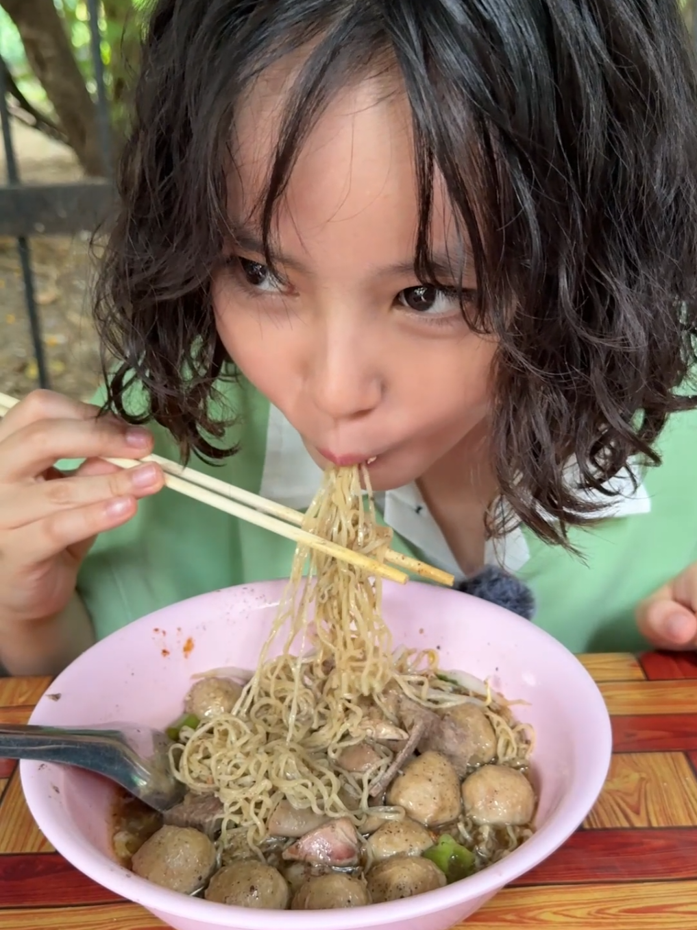 タイ人はラーメンをすすれません🍜　 #ミーハくん #タイ #MILK #イイじゃん 　