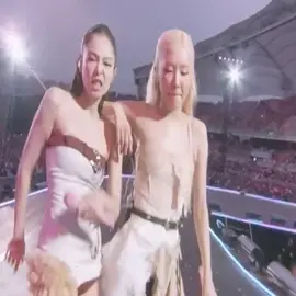 HELP- I can't with #rosé  #jennie 's walk😭 they were imitating #lisa part here during #whistle #blackpink #BLACKPINK_DEADLINE #xyzbca #concert #fancam #chaennie 