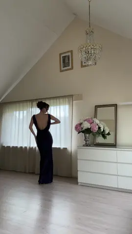 This dress holds so much power it’s insaneeeee #elegantfashion #classystyle #oldmoney 