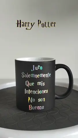 ✨ “Juro solemnemente que mis intenciones no son buenas…” ✨🗺️ ¡Descubre la magia en cada sorbo con este increíble pocillo del Mapa del Merodeador! Perfecto para esos fans de Harry Potter que saben que el café también puede tener un toque de hechizo. ☕⚡ Ideal para regalar… o para darte ese gusto mágico que llevas esperando. 📍 Disponible por tiempo limitado – ¡no dejes que se escape como un hechizo! 📲 Escríbenos para pedir el tuyo #HarryPotterFans #MapaDelMerodeador #RegalosMágicos #MisiónRegalo #AccioCafé #PocillosPersonalizado 