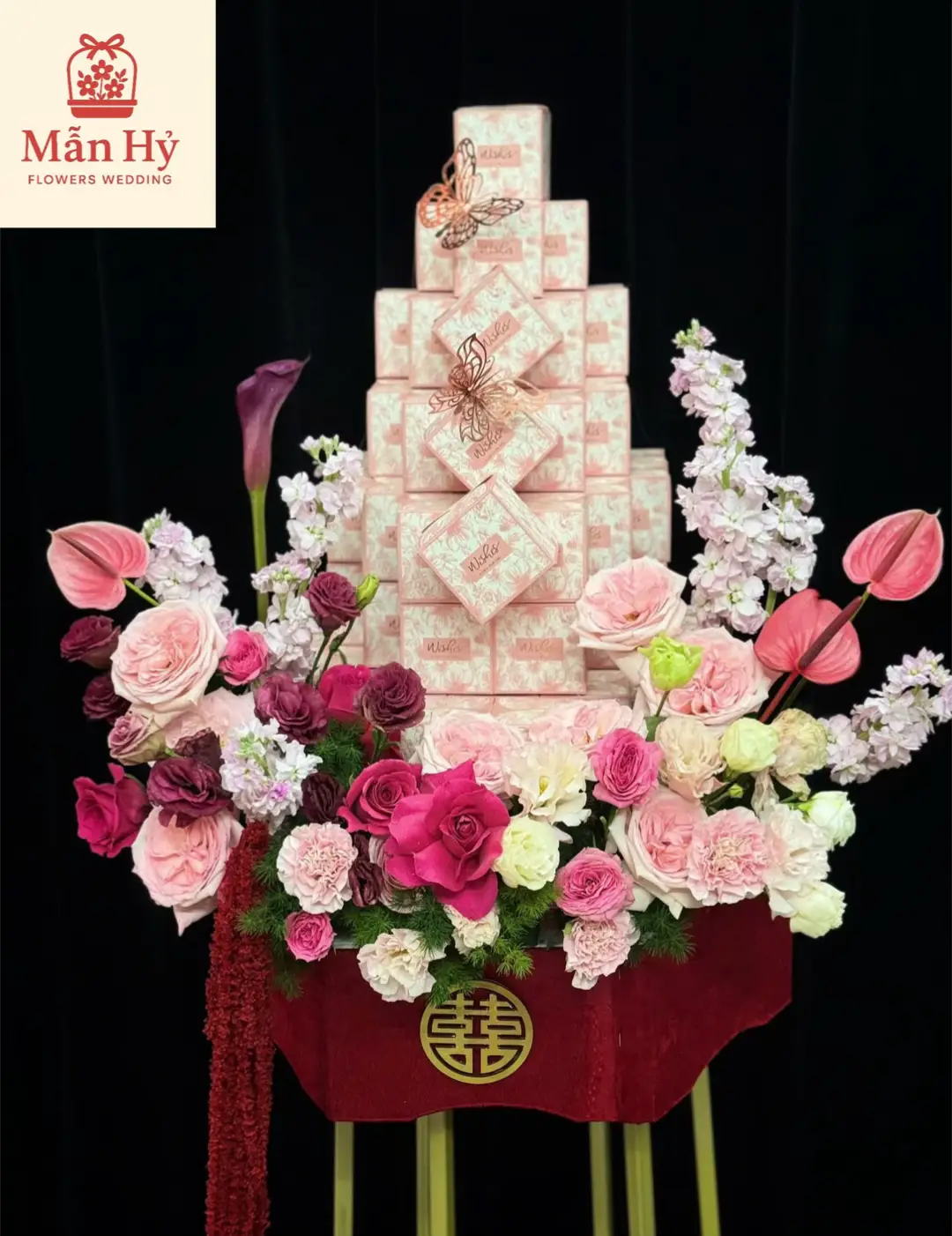 “Tráp cưới không chỉ là sính lễ… Mà là lời hứa cho một hành trình trăm năm.” ✨❤️✨ Những bước chân mang lễ sang nhà gái, Cũng là những bước đầu tiên cho một mái ấm nhỏ đầy yêu thương. 💌 Nhà trai chỉnh tề, nhà gái dịu dàng, Hai bên cùng viết nên chương đầu của chuyện tình dài mãi… #TrápCưới #LễĂnHỏi #ManhyFlowersWedding