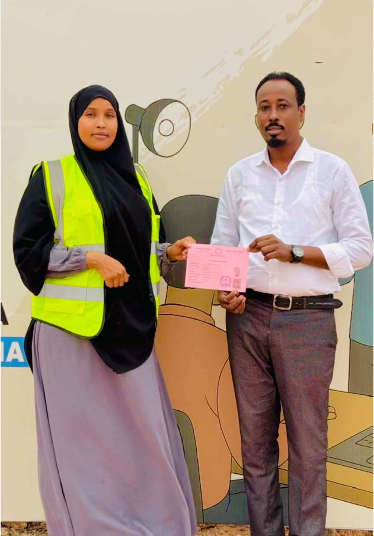 Waxaan maanta si rasmi ah uga qaatay magaalada Dhuusamareeb Kaarka Codbixinta, waana maalin muhim ah oo astaan u ah waajibaadka muwaadinimo iyo dardargelinta hanaanka dimuqraadiyadeed ee Galmudug. Anigoo ah Wasiir ka tirsan Dowladda Galmudug, waxaan halkan uga mahacelinayaa guddiga doorashada, shaqaalaha howl-wadeenada, iyo dhammaan hay’adaha amniga iyo maamulka ee dadaalka badan geliyay fududeynta iyo hirgelinta habsami u socodka diiwaangelinta codbixiyeyaasha. Sidoo kale, waxaan bogaadinayaa Dowladda Galmudug iyo Madaxweyne Axmed Cabdi Kaariye (Qoor Qoor) oo hogaaminaya dadaallada lagu dhisayo hay’adaha dimuqraadiyadeed ee heer gobol. Ka-qaybgalka codbixintu waa mid ka tarjumaya mas’uuliyadeenna muwaadinimo, waxaana rajeynayaa in dhammaan bulshada reer Galmudug ay si buuxda uga faa’iideystaan fursaddan. Waad mahadsan tihiin.dhuusamareeb #galmudugnimo💙🤍💚 #foryoupage #for #somalitiktok #somalitiktok🇸🇴 #caabudwaaq #gaalkacyo #somali #baxdo_galgaduud_somalia #muqdisho #veiws #foryo #guriceel @Abuubarre @Mowlid Isse @Abdirizak Hashi 