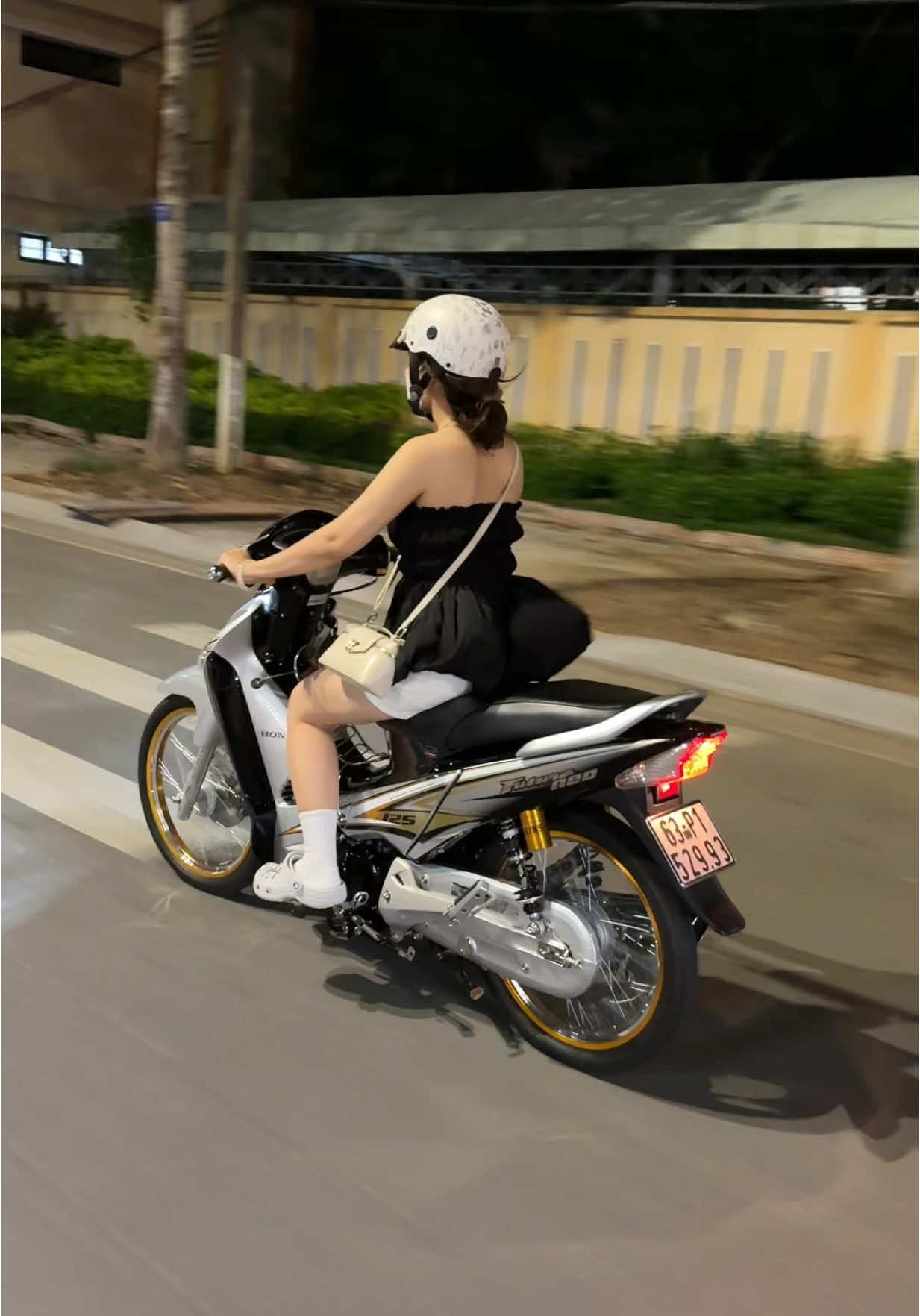 Nãy thấy bé này chạy xe tê quá mà ko biết có bồ chưa 🤦🏻‍♂️🤦🏻‍♂️##125waveไฟเลี้ยวบังลม #funeofi #wave125i #futureneo 