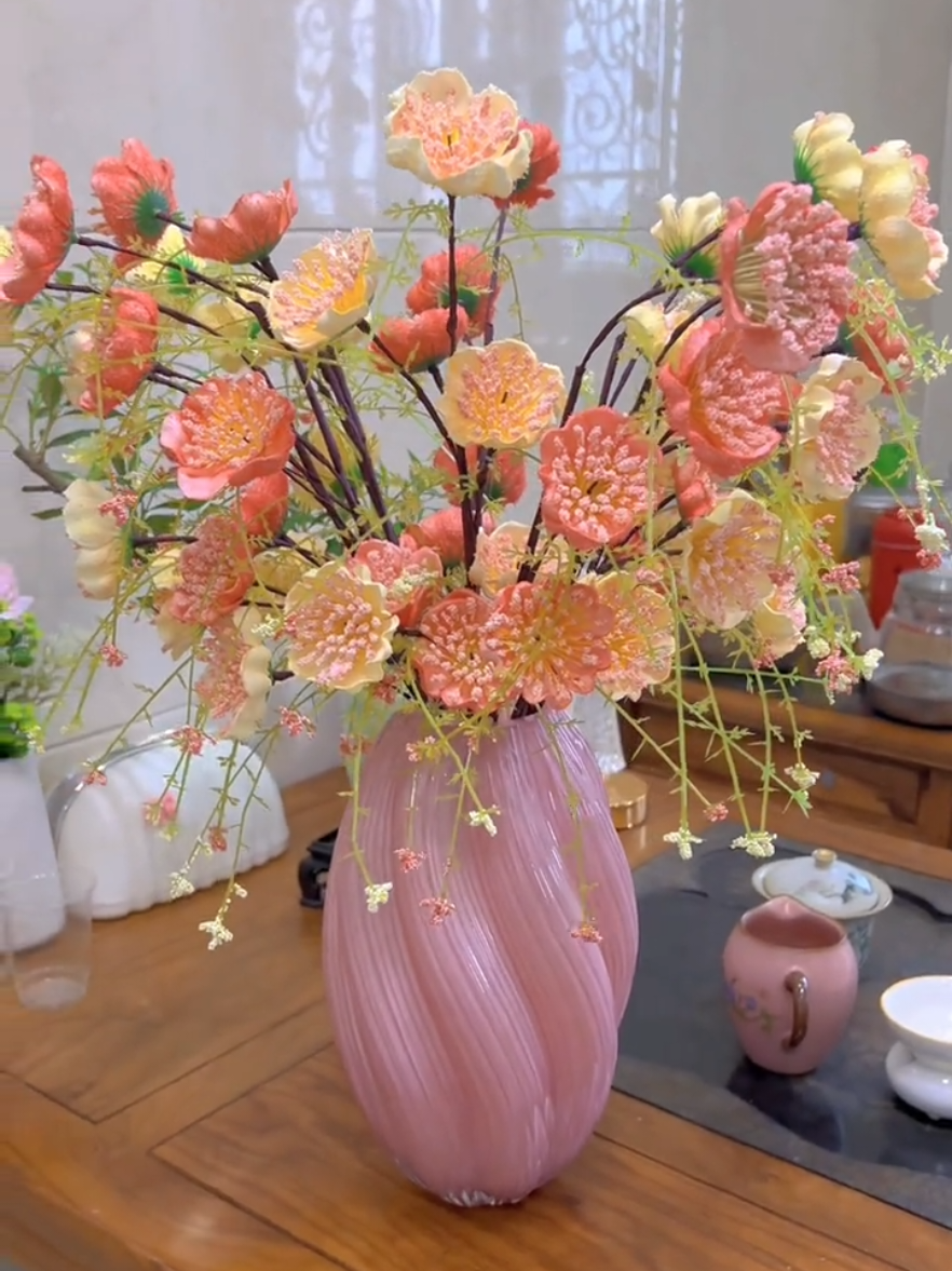🌸 Bình hoa thủy tinh hồng xoắn sang trọng 🌸 Mang đến không gian sống của bạn nét tinh tế, mềm mại với thiết kế lượn sóng độc đáo. Dùng để cắm hoa tươi, hoa khô hay chỉ đơn giản là một món decor để bàn, kệ tủ cũng đủ làm bừng sáng góc nhà. ✅ Chất liệu: thủy tinh cao cấp ✅ Kiểu dáng: xoắn nghệ thuật ✅ Màu sắc: hồng pastel dễ phối nội thất ✅ Phù hợp: phòng khách, phòng ngủ, quán cafe, studio chụp ảnh #binhhoa #lohoa #binhhoadecor #trangtri #tiktokmua 