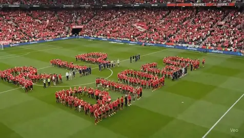 🎗️ Un stade silencieux, une nation en deuil... Les supporters de Liverpool rendent un dernier hommage puissant à Diogo. Repose en paix, champion. Tu resteras à jamais dans nos cœurs ❤️⚽️ #RIPDiogo #Liverpool #YNWA #Hommage #Anfield #Diogo #FootballFamily #RestInPeace #FootEmotion #LiverpoolFC #SoccerTribute #LegendNeverDie #8SecondsOfRespect #FYP #viral
