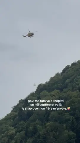 il est fou😭😭😭 (ELLE VA BIEN, juste tordu la cheville en randonnée) (et elle rigolait avant de monter dans l’helico)