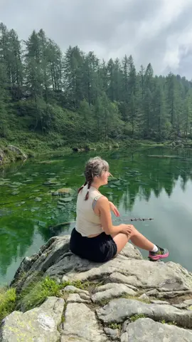 Lago delle streghe 🧙‍♀️   La leggenda🤍 All’epoca viveva una giovane promessa sposa il cui fidanzato la tradì per un’altra. Profondamente ferita, ella si rifugiava ogni giorno tra i larici e i mirtilli del bosco, piangendo il suo dolore finché non incontrò una vecchietta intenta a tessere su una pietra. Sentendole raccontare la sua triste storia, la donna si rivelò essere una strega, offrendo di aiutarla – ma a una condizione: doveva seguirla in una grotta segreta tra le rocce  . All’interno della grotta, la strega le mostrò due piccole pozze di acqua magica: 	•	Nella prima, la ragazza vide riflesso il volto del suo amato, ma invecchiato e sfigurato nel giro di pochi istanti. 	•	Nella seconda, invece, appariva un giovane splendido, radioso e senza alcuna traccia del tempo   . La strega spiegò che la prima pozza rappresentava l’amore terreno, fugace e destinato a svanire, mentre la seconda incarnava l’amore eterno, sacro e divino. La giovane, dopo un momento di esitazione, scelse l’amore eterno: la grotta sparì e l’acqua delle pozze si ingrandì, dando origine al lago che oggi chiamiamo “delle Streghe”