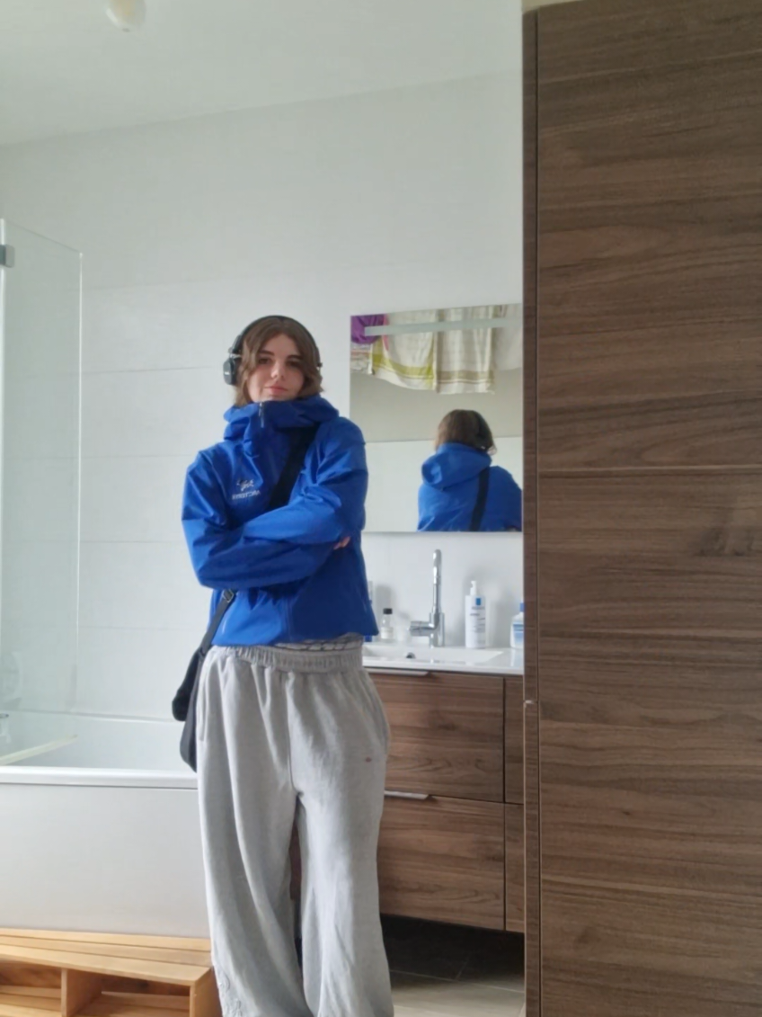 sous big outfit pour aller au pop up seven days 🧍‍♀️jogging emprunté à @𝖊𝖙𝖍.𝖉𝖑𝖞 ✞  #arcteryx  #maison52 #shoxr4 #bleu #fashion 