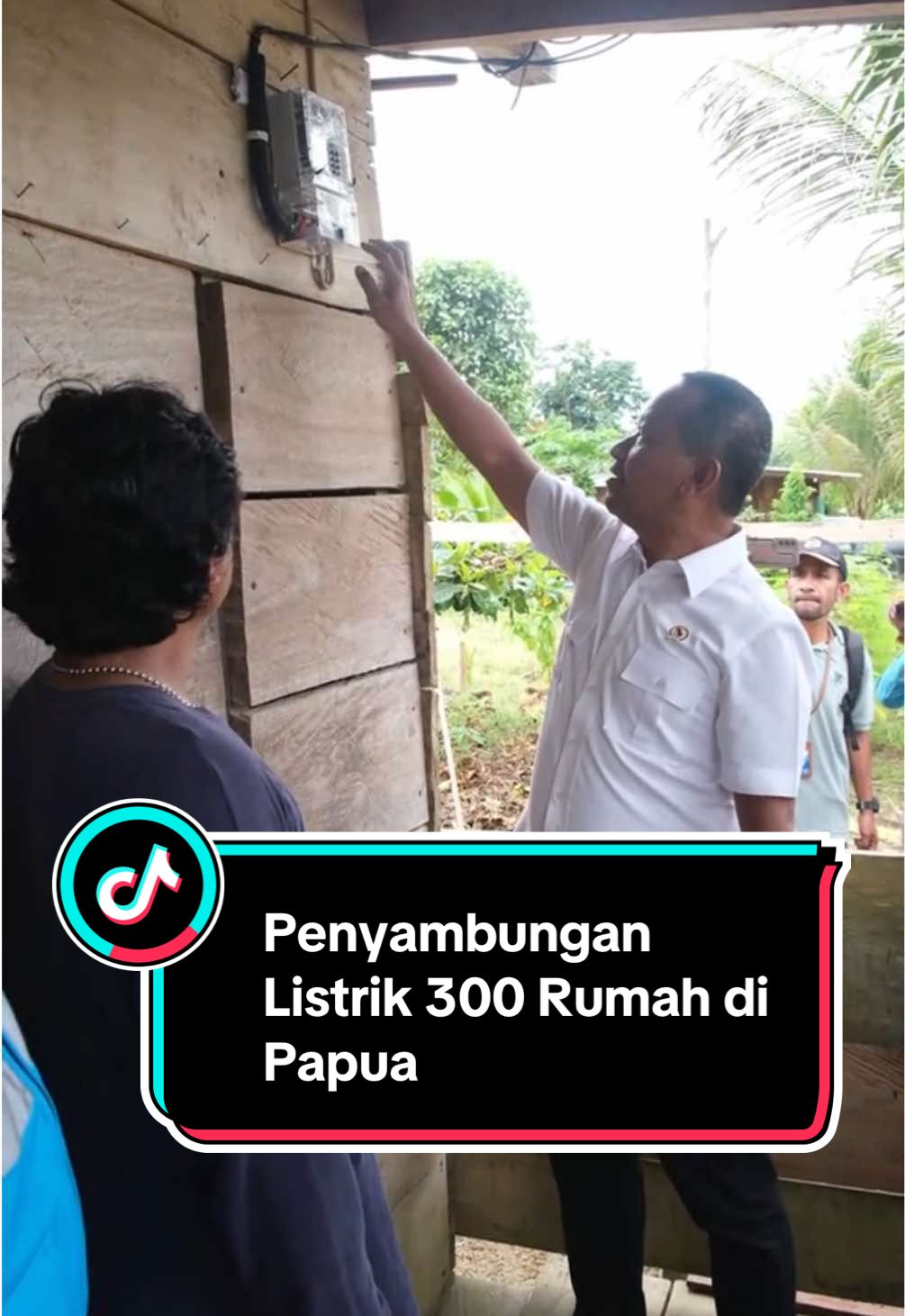 Jumat kemarin kami berkunjung ke Kampung Berber, Distrik Bonggo, Kabupaten Sarmi, Papua, untuk meninjau langsung pembangunan listrik oleh PLN Unit Induk Wilayah Papua dan Papua Barat. Kami berkomitmen menuntaskan penyambungan listrik bagi 300 rumah warga yang belum terlayani sebagai bentuk dari kehadiran pemerintah dalam memberikan keadilan energi. Kami tahu perjuangan masih harus dilakukan di berbagai daerah, agar seluruh rumah tangga memiliki akses listrik seperti arahan Presiden Prabowo Subianto.