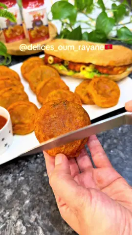 معقودة ناجحة 💯 ولذيذة 😋 متشبعوش منها @delices_oum_rayane  @rafiaa.officiel  المكونات : خليط البطاطس: بطاطس ملح فلفل أحمر حلو  فلفل أسود  كمون كركم  كزبرة وبقدونس  ثوم العجين: دقيق خميرة رفيعة بلوس فلفل أحمر حلو  كركم ملح ماء ملح الصلصلة: طماطم مسلوقة  كزبرة وبقدونس  ثوم زيت الزيتون  ملح كمون فلفل احمر حلو  صلصة حارة  ماء 🇬🇧ingredients  Potato mixture:  Potatoes  Salt  Paprika  Black pepper  Cumin  Turmeric  Coriander and parsley  Garlic  Dough:  Flour Yeast  powder  Paprika  Turmeric  Salt  Water  Salt  Sauce:  Boiled tomatoes  Coriander and parsley  Garlic  Olive oil  Salt  Cumin  Paprika  Hot sauce  Water #معقودة_البطاطس #وصفات #شهيوات #المطبخ_المغربي #المطبخ #حلوياتي #كيكة #بسبوسة #معقودة #وصفات_سهلة #معقودة_مغربية #cuisine_marocaine #cuisine #fries #maakouda #morocco #food