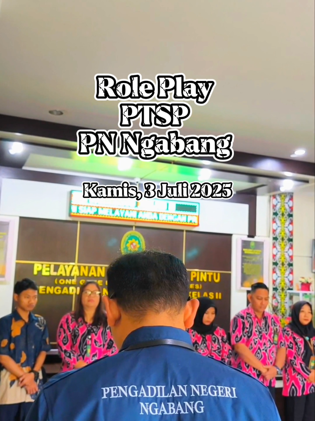 🗓️ Kamis, 3 Juli 2025. Pengadilan Negeri Ngabang malaksanakan Role Play petugas Pelayanan Terpadu Satu Pintu (PTSP). Kegiatan kali ini dipimpin oleh Ketua Pengadilan Negeri Ngabang, Bapak Albon Damanik, S.H., M.H., dan Wakil Ketua Pengadilan Negeri Ngabang, Ibu Rini Masyithah, S.H., M.Kn., beserta Hakim Pengawas PTSP, Sekretaris, Plt. Panitera, Para Panmud dan Kasubbag. Role Play PTSP rutin dilaksanakan guna meningkatkan kualitas pelayanan kepada masyarakat. Pengadilan Negeri Ngabang 