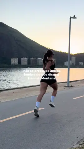 Não tenha medo de se experimentar, de sair da zona de conforto, de tentar coisas novas, conhecer novos lugares. Você não precisa ter tudo resolvido agora. A vida é feita de ciclos, de recomeços, de fases que ensinam e outras que libertam!! 🤍 Não deixe de VIVER.