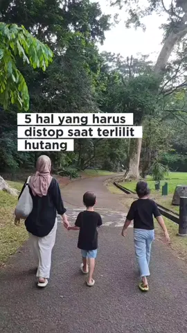 Dulu… aku pikir nambah penghasilan itu satu-satunya cara buat keluar dari lilitan hutang. Tapi ternyata, sebelum nambah penghasilan… aku harus stop dulu 5 kebiasaan ini. 1. Stop gengsi. Mau mulai jualan tapi malu. Takut dibilang “kok jualan sih sekarang?” Padahal gengsi nggak bisa bantu bayar tagihan 🙃 2. Stop nyalahin keadaan. “Harga naik terus, gaji segitu-gitu aja…” Iya, itu fakta. Tapi fokus ngeluh malah bikin makin stres. Aku mulai fokus nyari solusi. 3. Stop nunda-nunda. Udah tau ada peluang, tapi mikirnya “nanti aja deh…” Padahal makin ditunda, hutang juga makin numpuk. 4. Stop foya-foya kecil yang ngabisin banyak. Ngopi kekinian tiap hari, jajan online nggak kerasa. Akhir bulan baru nyesel pas liat saldo. 5.Stop takut nyoba hal baru. Termasuk nyobain affiliate produk digital. Dulu mikir, “emang bisa ya dapet uang dari link doang?” Sekarang… justru dari situlah komisi rutin mulai datang. 💸 Semua berubah sejak aku berani bilang: “Udah cukup. Aku nggak mau stuck di tempat yang sama terus.” Sekarang bukan cuma lebih lega karena bisa cicil hutang pelan-pelan… Tapi juga lebih percaya diri, karena tau: aku masih bisa bangkit. Komen 