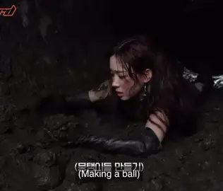 winter building snow(mud)man during their Dirty Work mud scene filming and even sang ‘do you wanna build a snowman’😭 and her singing ‘let it go’ when she destroyed the snowmen and just laughed😭😭 plsss #winter #aespa @aespa official 