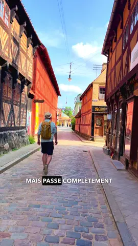 🇩🇰🤩 C’est parti pour un road trip en van, direction le Danemark ! On commence le voyage par la région de Aarhus, voici les 5 visites incontournables 🚐 : - Le musée à ciel ouvert Den Gamle By : ils ont recréé un village avec des véritables maisons anciennes pour découvrir la vie des danois au fil des siècles. - Le ARoS qui est l’un des plus grands musées d’art d’Europe du Nord ! Les collections sont exceptionnelles et les expositions sont sur 10 étages ! - Parmi les quartiers qu’on a adoré à Aarhus, il y a le port, le quartier latin ainsi que la petite rue de Møllestien avec ses maisons colorées. Tu peux aussi te balader à la recherche des œuvres de street-art. - On a eu un coup de coeur pour Silkeborg. C’est une région connue pour ses nombreux lacs, comme le lac de Almindsø qui est l’un des plus propres du Danemark. Ne manque surtout pas les plateformes flottantes de baignade de Østre et Vestre. - Le Centre d’Art de Silkeborg a un immense parc en accès libre avec de nombreuses statues. Tu peux notamment y voir une oeuvre de l’artiste danois Thomas Dambo qui fait des géants trolls avec du bois recyclé. - 🥰 Bonus : On te conseille de faire une croisière à bord d’un des bateaux anciens Hjejleselskabet, c’est un pur bonheur !   Où dormir dans la région de Aarhus 🏕️ ? Nous avons passé 3 nuits au Terrassen camping qui est parfaitement situé entre Aarhus et Silkeborg. Le camping propose des emplacements avec une magnifique vue sur le lac.   Où manger dans la région de Aarhus 🥯🥙 ? Nous avons testé plusieurs adresses à Aarhus et à Silkeborg. On a adoré les petits cafés de Aarhus comme Jumbo Bakery ainsi que le restaurant gastronomique Piaf à Silkeborg.    N’oublie pas d’enregistrer cette vidéo pour un prochain voyage 🧳 📍 Reportage en collaboration avec @VisitAarhus et @VisitDenmark 🇩🇰 . . #foryou #pourtoi #voyageursdumonde  #visitaarhus #aarhus #aarhuscity #visitaarhusregion #visitdenmark #denmark #danemark #dänemark #denmark🇩🇰 #denmarktravel #roadtrip #dänemark🇩🇰 #silkeborg #voyager #voyageur #voyages #vanlife #vanlifer #campervan #vanlifediaries #vanlifeexplorers #travelmore #traveldeeper #neverstopexploring 