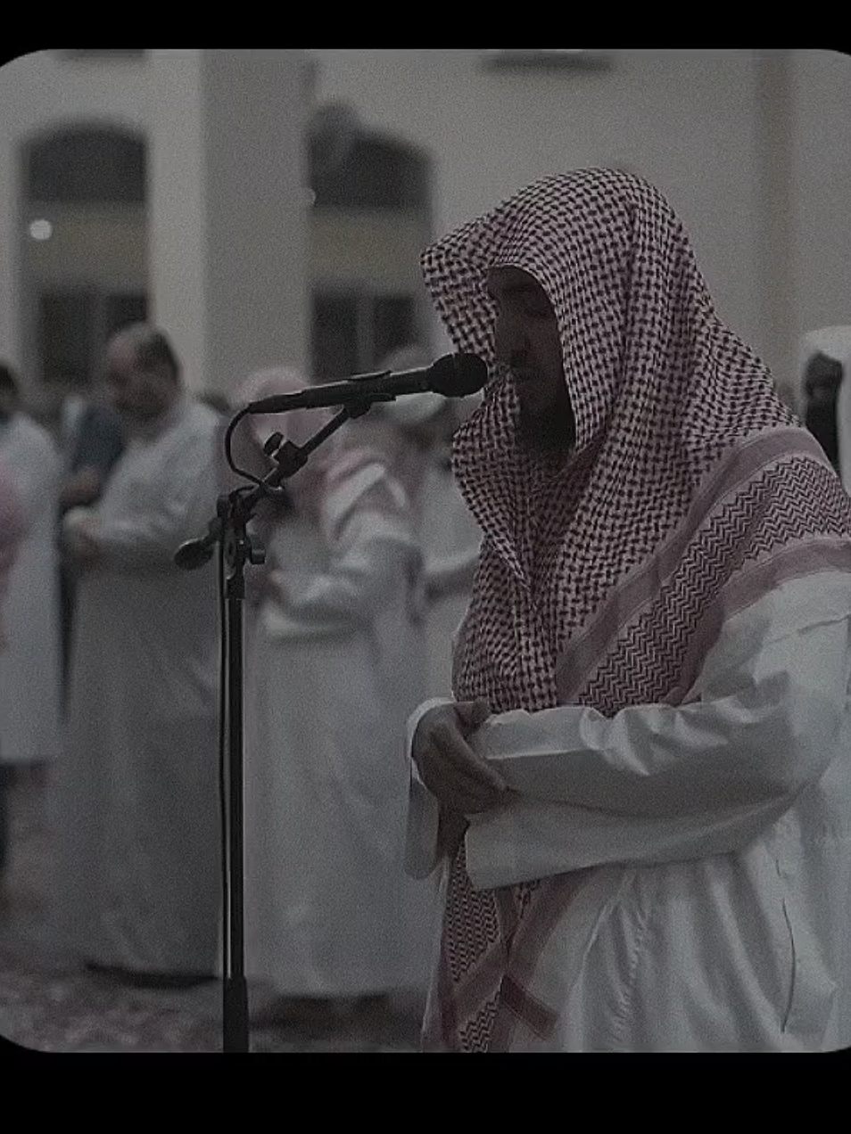 جزء1 | من أجمل تلاوات الشيخ عبدالبديع غيلان🤍 القارئ:عبدالبديع محمد الغيلان. ﴿ أَن تَقُولَ نَفْسٌ يَا حَسْرَتَا عَلَىٰ مَا فَرَّطتُ فِي جَنبِ اللَّهِ وَإِن كُنتُ لَمِنَ السَّاخِرِينَ﴾ الزمر الآية-56 التفسير: وأطيعوا ربكم وتوبوا إليه حتى لا تندم نفس وتقول: يا حسرتى على ما ضيَّعت في الدنيا من العمل بما أمر الله به، وقصَّرت في طاعته وحقه، وإن كنت في الدنيا لمن المستهزئين بأمر الله وكتابه ورسوله والمؤمنين به. #عبدالبديع_غيلان #قران_كريم #تلاوات #سورة_الزمر 