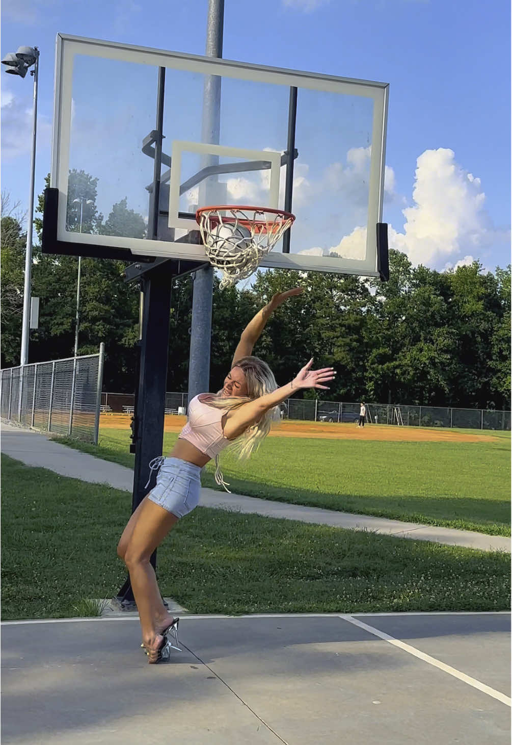“Oh.. that bad” 🤣🤣 #Basketball #Dunk #Fail #Sports #Humor #Heels #Girl 