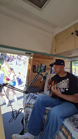 OPEN MIC à Paris Montmartre🎙️ On a posé notre van Serge en bas de Montmartre et on attendu que des artistes viennent chanter🎙️ @RIKKI est passé par là et nous a demandé s’il pouvait reprendre un gros classique, « Hier encore » d’Aznavour  Waw la claque, sa façon de chanter est juste folle 🥹 Hier encore, Charles Aznavour by Rikki #artiste #openmic #van #cover