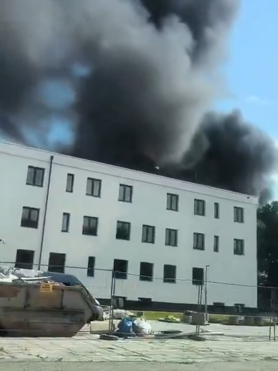 Kolejny wielki pożar w Polsce... Ludzie zaczynają wątpić w przypadek. Pożar hali ze sprzętem elektronicznym w Kędzierzynie-Koźlu – duża akcja straży pożarnej Będziemy dalej przyglądać się tej sprawie i próbować rozwikłać zagadkę tajemniczych podpaleń. Wasze wsparcie (nawet symboliczne 🎁) pozwala nam pokazywać to, o czym inni milczą. Razem budujemy silną i zjednoczoną Polskę. 🇵🇱 #pozar #polskanews #dramat #policja #strazpozarna #wideo #pilne #tiktokpolska #zagrozenie #viralpolska 
