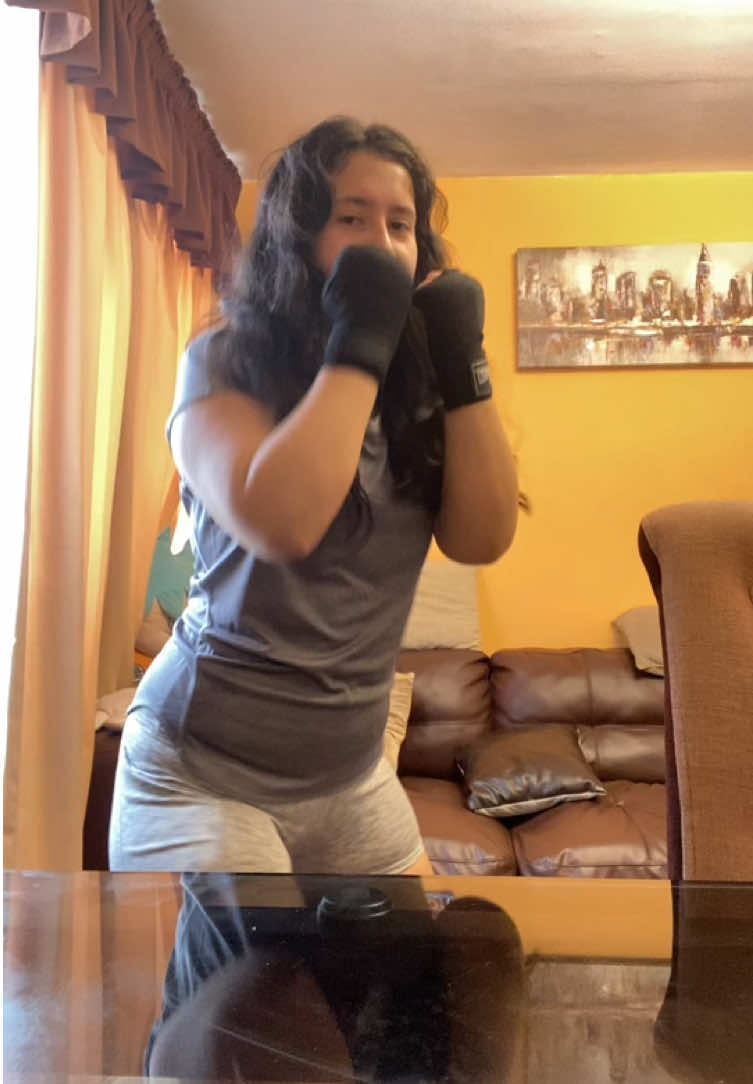 Este trend me queda tan bien porque hoy tuve mi primera clase de boxeo❤️🥊#fyp #fresita #trend #peru #domingo #boxeo #treno 