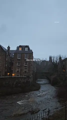 My vibe are old and rainy cities, too many cups of coffee, always buying books while my pile of unread books is getting bigger and bigger, being a motivated procrastinator always craving routine and romanticizing life wherever I go.. 🫶🏻☕️🍂 #edinburgh #glasgow #london #scotlandtiktok #darkacademia #darkacademiaaesthetic #hogwarts #harrypotter 