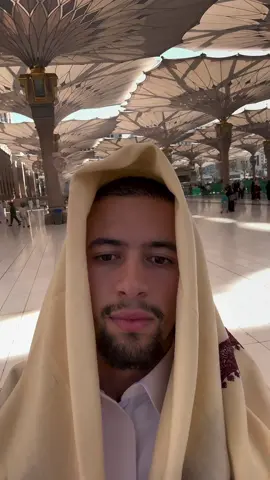 El Mensajero de Allah se dijo: «No hay siervo que diga cada mañana y cada noche: En el nombre de Allah, con cuyo Nombre nada en la tierra ni en el cielo puede causar daño, y Él es el Oyente, el Conocedor, tres veces, al que pueda dañarle algo.»