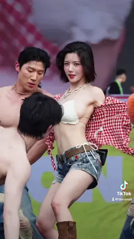Mother waterbomb is baacckkk #eunbi #kwoneunbi #fyp #waterbomb2025 #waterbomb #kpop #wlw (credits to the rightful owners of the vids)