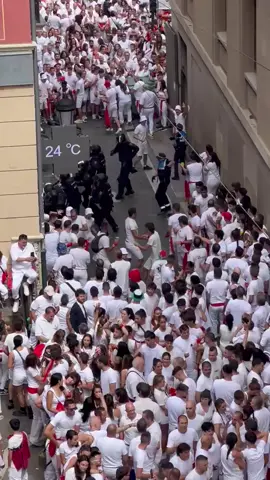 Tensión en Santo Domingo, la policía enfrentándose a grupos de jóvenes. #Sanfermines2025 #SanFermín2025 #Pamplona #Chupinazo #Chupinazo2025 #policía 