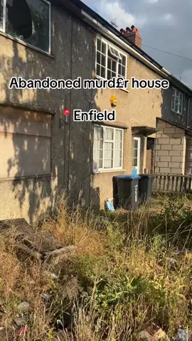 Back story 4 people were k!11ed in this house in the 1970s and it went abandoned 5-6 years ago due to another m*rder #urbex #london #urbanexolring #enfield #fyp #viral #blowthisup