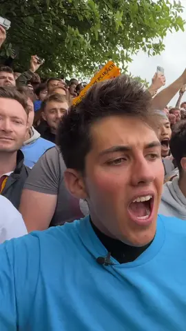 Insane Cheese Roll Race, Would you guys do something like this? #fyp #foryoupage #viral #trendingnow #CheeseRolling #Gloucestershire #CheeseRace #HillClimb #ExtremeSports #BritishTradition #SportsEvent #Winner #AudienceReaction #FunnyVideo