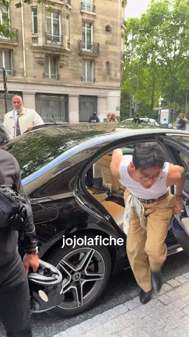 #kimtaehyung from bye coming back to his hotel after eating #V #bts #taehyung #celineparis #parisfashionweek #pfw 