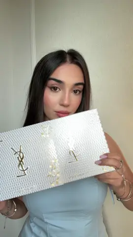 YSL Libre – illərin vazkeçilməzi 🤍 Bu dəfə setin içində mini çanta boyu parfum və qara maskara da var. Qəhvəyi versiyasını istifadə etmişdim, amma bu qara olanı daha çox bəyəndim!✨ Minimal ölçü, maksimum hiss 🖤 