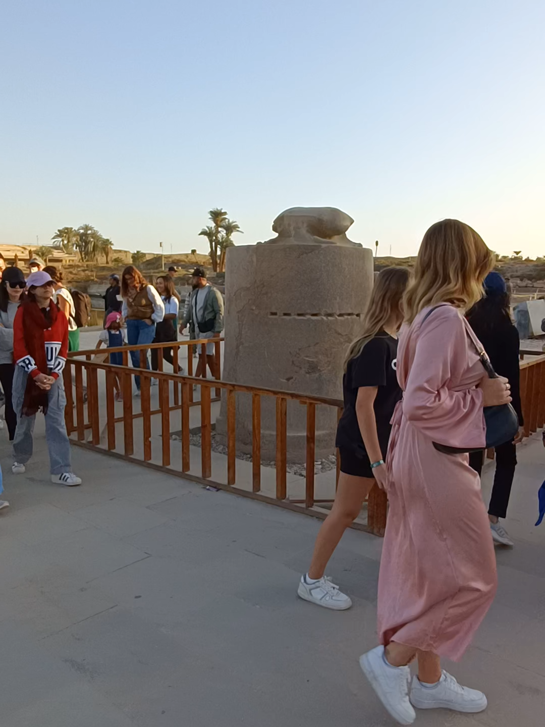 Ägypten Rundreise Kairo und Luxor Erleben Sie die Highlights von Kairo & Luxor auf einer unvergesslichen Ägypten Rundreise mit Pyramiden, Tempeln & Nil. Entdecken Sie auf dieser Ägypten Rundreise die faszinierende Geschichte des Landes: Von den Pyramiden von Gizeh und dem Ägyptischen Museum in Kairo bis zu den Tempeln von Karnak und dem Tal der Könige in Luxor. Ideal für kulturinteressierte Reisende, die in kurzer Zeit die bedeutendsten Highlights Ägyptens erleben möchten – inklusive Nilblick und Insiderwissen. Entdecken Sie die Highlights Ägyptens auf einer Rundreise durch Kairo und Luxor. Erleben Sie die faszinierende Geschichte und Kultur Ägyptens bei der Besichtigung der berühmtesten Pyramiden, Gräber und Tempel der bedeutendsten Pharaonen. Erkunden Sie die atemberaubenden Sehenswürdigkeiten Ägyptens auf einer 8-tägigen Rundreise durch Kairo und Luxor. Erleben Sie die majestätischen Pyramiden von Gizeh, darunter die Große Pyramide des Cheops, die Pyramide des Chefren und die Pyramide des Mykerinus, sowie die geheimnisvolle Sphinx. Besuchen Sie die Zitadelle von Saladin, das historische Zentrum von Kairo, das weltberühmte Ägyptische Museum und vieles mehr. In Luxor entdecken Sie die atemberaubenden Tempel und Gräber der Pharaonen. Besuchen Sie das Tal der Könige, den majestätischen Hatschepsut-Tempel, den beeindruckenden Karnak-Tempel und vieles mehr. Erleben Sie die reiche Geschichte und Kultur Ägyptens auf einer unvergesslichen Reise durch eines der ältesten Zivilisationen der Welt. Mehr lesen: https://www.aegyptenkulturreisen.de/tours/agypten-rundreise-kairo-und-luxor