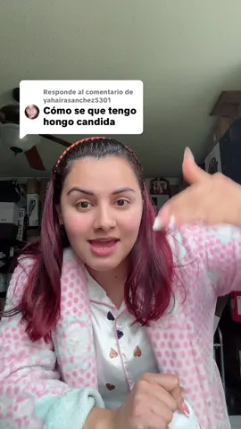 Respuesta a @yahairasanchez5301 Los síntomas de la candidiasis vaginal en mujeres incluyen picazón intensa, ardor, enrojecimiento e inflamación de la vulva y la vagina, así como un flujo vaginal blanco y espeso, similar al requesón, que generalmente no huele mal. También puede haber dolor o ardor al orinar o durante las relaciones sexuales.  Más detalles sobre los síntomas: Picazón y ardor: La picazón puede ser muy intensa, causando mucha incomodidad.  Flujo vaginal: El flujo suele ser espeso, blanco y con aspecto de requesón, aunque algunas mujeres pueden tener poco flujo o incluso ninguno.  Enrojecimiento e inflamación: La vulva y la vagina pueden verse rojas, hinchadas y sensibles.  Dolor al orinar: La orina puede irritar la piel inflamada de la vulva, causando ardor.  Dolor durante las relaciones sexuales: La inflamación y la irritación pueden hacer que las relaciones sexuales sean dolorosas. 
