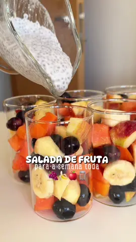 Salada de frutas para a semana 🍇🍌🍎🫙 Ingredientes que utilizei:  200g de mamão formosa  200g de uva  200g de banana prata  200g de maçã  1/2 limão  200 ml de leite de coco light  6 colheres de sopa de semente de chia  Stevia para adoçar  🧊 durabilidade: de 5-7 dias na geladeira em potes bem vedados.  Informação nutricional da receita 👇 Rendimento - 6 porções, com cerca de 200g cada e:  Valor energético - 185 calorias por unidade  Carboidrato - 32g  Proteína - 3g  Gordura - 5g  Sugestão de consumo ✨ - para compor um café da manhã ou lanche completo, ou após uma refeição (eu gosto muito de consumir como ceia, após o jantar).  Espero muito que tenham gostado, e já fica por aqui e me segue para não perder nenhuma das próximas receitas, todas de forma leve e sem restrições, beijos 🧡 #saladadefrutas #frutas #intestino #alimentacaosaudavel #receitas #fyp 