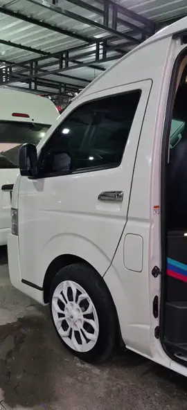 Yang Mau Liburan Ke Sumatera Barat Pakai TOYOTA HIACE Harga Mulai 1.200.000 Melayani Perjalanan : - Drop Bandara - Drop Penginapan - Drop Dalam Kota Sumbar & Luar Propinsi - LIBURAN Keluarga  - Perjalanan Dinas Dalam Kota Sumbar & Luar Propinsi. Fasilitas Unit :  - Unit Tahun Tinggi - Seat 14 - Audio Musik Sound Sistem - Full Karaoke Android - Layar TV 24