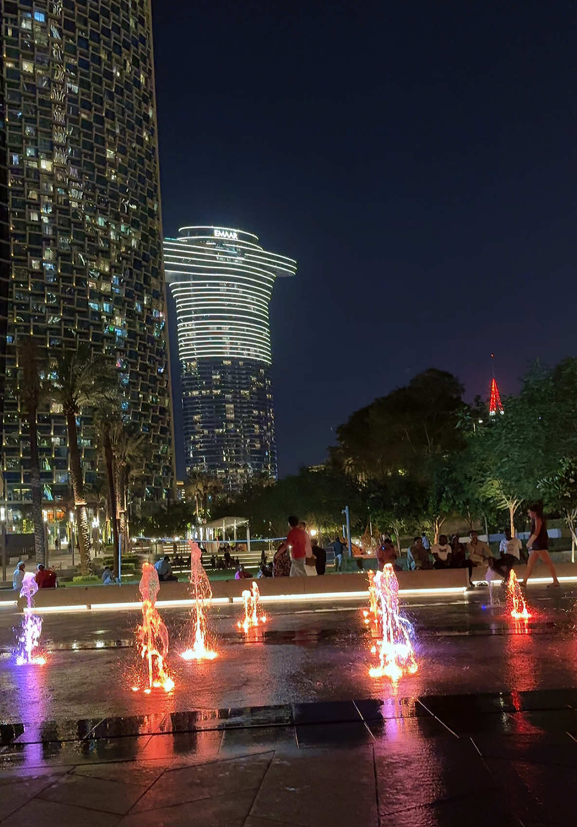 Part - 103 | Downtown vibe in evening time with the view of Downtown and Address; the beautiful creation of @Emaar Dubai  #dubai #downtown #burjkhalifa #evening #beautyofdubai #dubaimall #emaar 