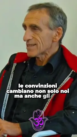 Le convinzioni non sono semplici idee nella nostra testa. Sono vere e proprie forze che creano la realtà che viviamo. Se credi di essere destinato al fallimento, finisci per creare situazioni che lo confermano. Se temi di essere tradito, attirerai chi tradisce. Le convinzioni sono comandi potenti perché guidano le tue scelte, i tuoi comportamenti e perfino le reazioni degli altri verso di te. È per questo che scegliere con cura in cosa credere è un atto di libertà. Non lasciare che convinzioni create dall’esterno,  dalla famiglia, dalla società, dal potere ti avvelenino la vita. 💡 Ricorda che non sono le esperienze a generare le tue convinzioni, ma le tue convinzioni a creare le tue esperienze. #mauroscardovelli #convinzioni  #consapevolezza  #anima #spiritualità #cambiamento  #esseresestessi  #consapevolezza #rinascita #crescitapersonale  #amore #motivazione  #crescitaspirituale #meditazione #coraggio #crescitainteriore #rinascitainteriore #riflessione