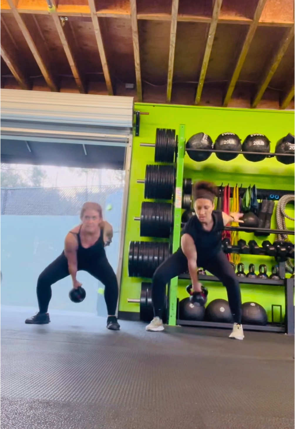 💯 Swinging into the week like… 💪🏾 SA KB Swings #tabata  Can help promote: (Include but not limited to) • Core strength/stability  • Target multiple muscle groups (Hips, legs, core, shoulders, back) • Grip strength • Balance/proprioception/coordination • Cardiovascular health • Dancing / #RESULTS ;) ✏️ • Shoulders back/down. #core tight.  • Hips #drive it. Arms guide it. We all have goals - let’s get it! #health #healthy #fit #Fitness #fitspo #strong #mind #body #soul #athlete #coach #physicaltherapist #physiotherapy #physicaltherapy #sweat #hardwork #dedication #quotes #strength #mroctraining #tlchealingandfitness @user7694642036978
