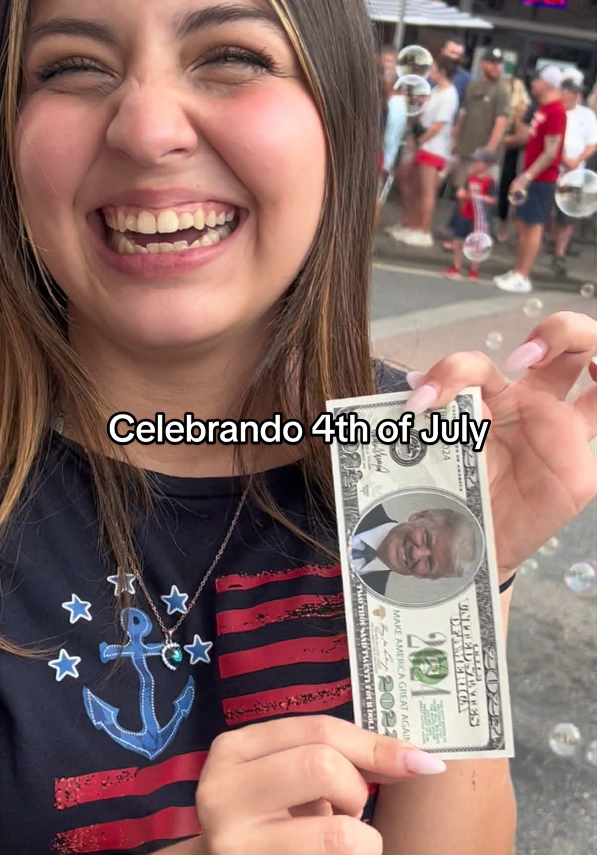 Después @Flavia dice que ya está muy grande. Celebrando el 4th de July 🤣🤣🤣💕#humor #comedy #comedia #mamaehija #gyo #videogracioso #4thjuly #videosdecomedia #viral