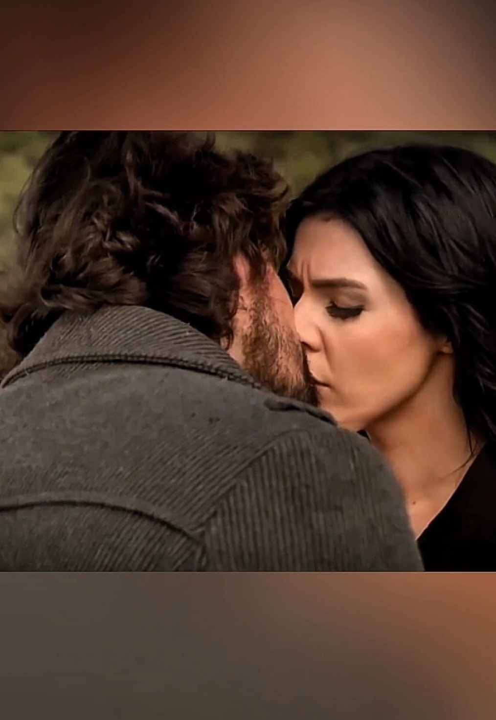 سأنهار اذا لم قبل الشفتين بشفتيك الدافئتين! #عائلة_كاراداغ ب#مسلسل_تركي ArabicDrama# 