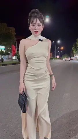 Giá như mình chỉ lướt quá ...! 🖤#xuhuong #thuongbuishop #vaythietke #dutiec #sangchanh #vayxinh 