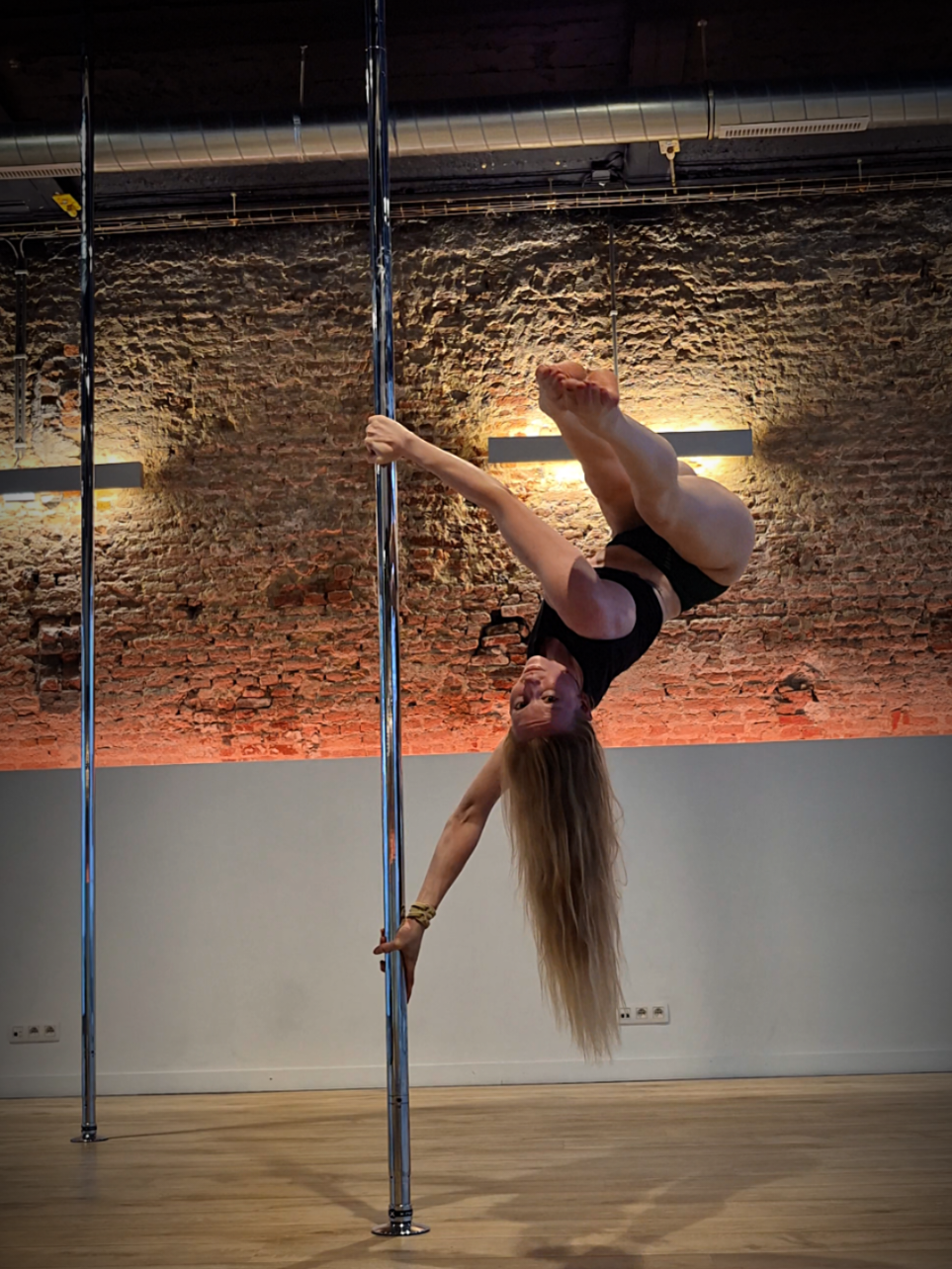 Short little thing I worked on with my advanced group @Pole Dance Oasis #pole #poledanc #staticpole #polecombo #pdadvanced #pdsit #pdbrasssit #pdcupgripayesha #pdayesha #pdayeshavariation #poledanceoasis #fyp #poletok 