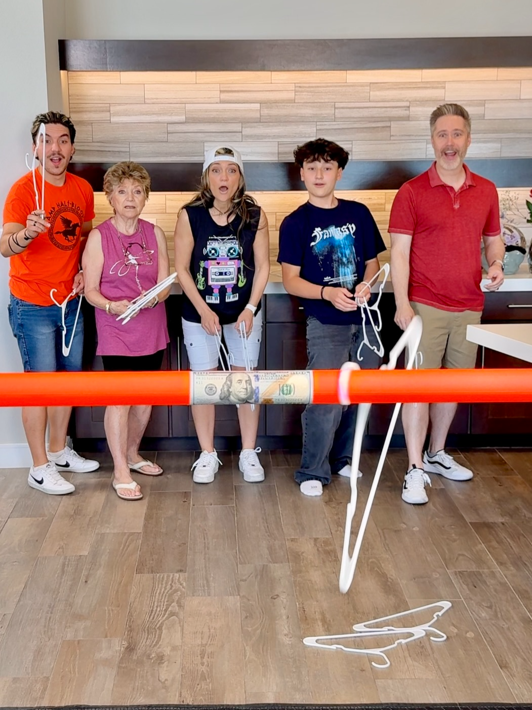 We played a game with coat hangers #family #challenge #hook